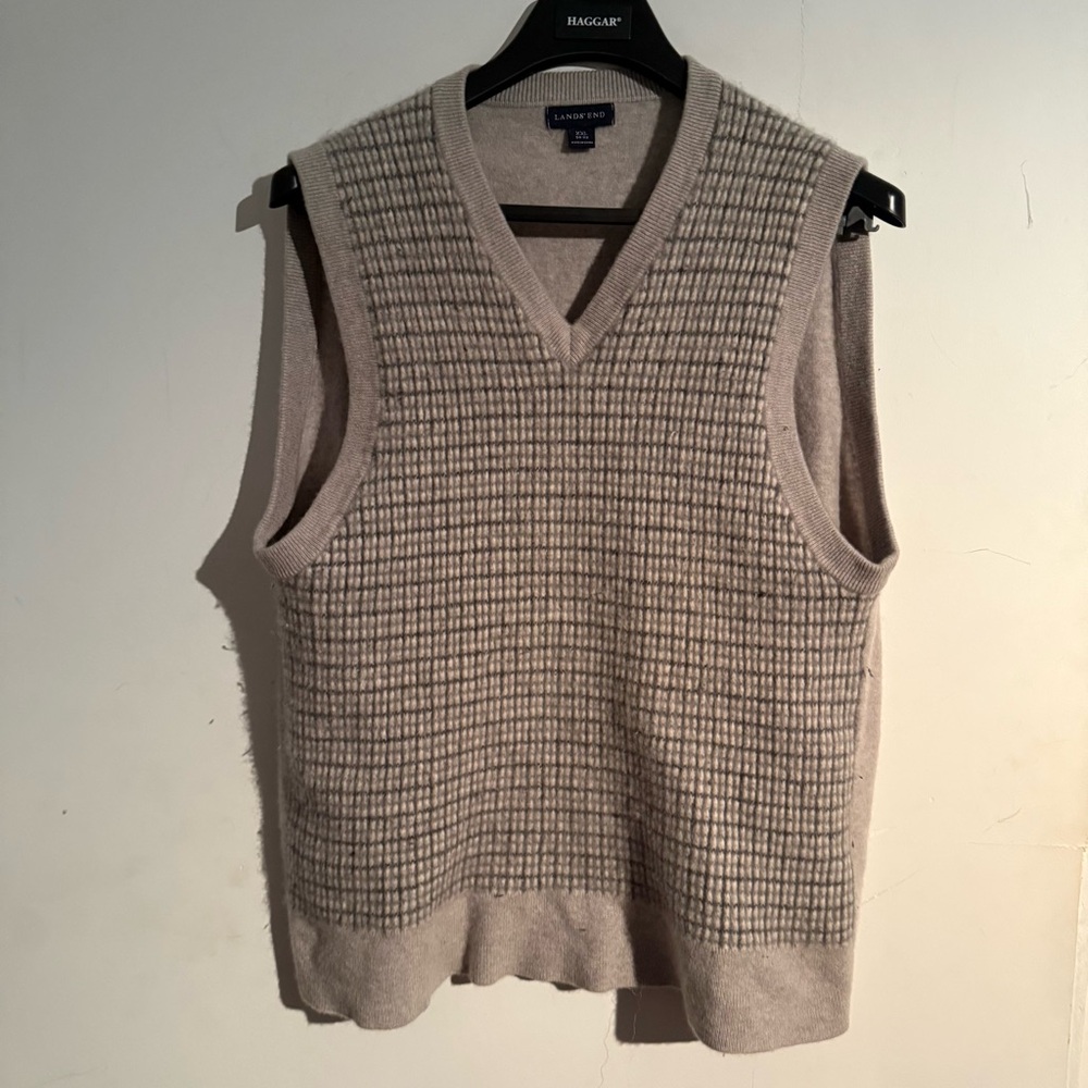 Lands' End Men's V-Neck Sweater Vest in Light Gray